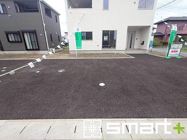 ～ゆとりあるカースペース～ ・セカンドカーや来客時にも困らないカースペース2台分は並列駐車可能でお車の出し入れもラクラク。 ・カーポートなどのオプションもお気軽にご相談くださいませ。