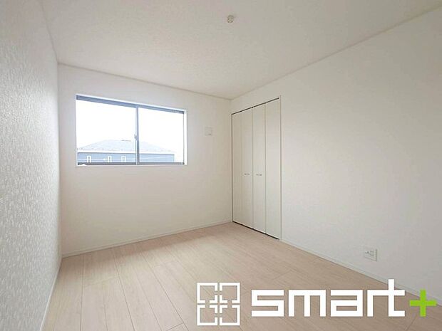 ～2面採光の明るいお部屋～ ・洋室は2面採光とする事で穏やかな陽の入る明るい空間となっております。 ・くつろぎのプライベート時間を明るい空間で穏やかにお過ごしいただけます。 