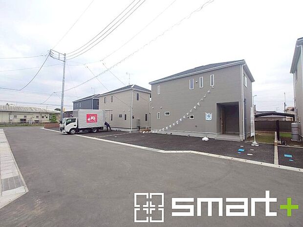 ~閑静な住宅街の立地~ ・周辺は閑静な住宅街となっておりますので、静かな暮らしをご実現いただけます。 ・前面道路の交通量も多くないので、小さなお子様がいるご家庭でもご安心ですね。