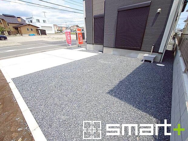 ~広々したお庭のある邸宅~ ・余裕の敷地には広いお庭もご用意。 ・ガーデニングや安らぎの空間として、倉庫を置いたりと様々な活用が可能です。 ・人工芝の敷設などもお気軽にご相談くださいませ。