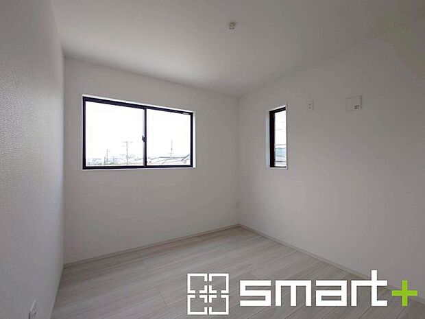 ~2面採光の明るいお部屋~ ・洋室は2面採光とする事で穏やかな陽の入る明るい空間となっております。 ・くつろぎのプライベート時間を明るい空間で穏やかにお過ごしいただけます。