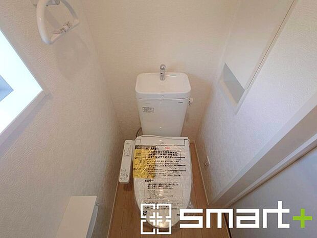 ~埋め込み式の収納~ ・トイレットペーパーを収納できる埋め込み式のトイレ収納。 ・床に置かなくて済むので掃除も楽々です。
