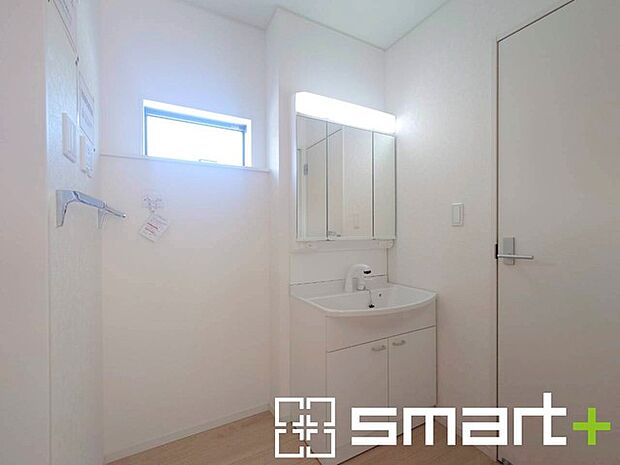 ~シャワー付き洗面台を採用~ ・洗面台の蛇口がホースで伸びシャワーとしてご利用可能。 ・朝の寝ぐせ直しなどにシャワーを使いたい時、洗面台の掃除をする際にも便利にお使いいただけますよ。