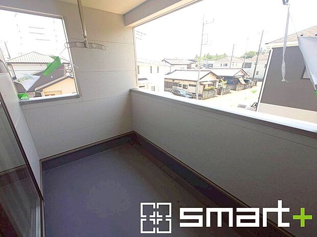 ~屋根付きのバルコニー~ ・バルコニーは屋根付きなので急な雨でも安心です。 ・奥行きもあるので洗濯物が干しやすいのも嬉しいポイントですね。