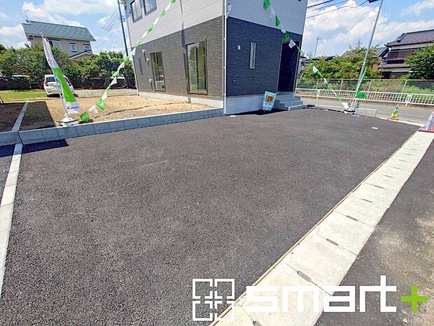~ゆとりあるカースペース~ ・セカンドカーや来客時にも困らないカースペース2台分は並列駐車可能でお車の出し入れもラクラク。 ・カーポートなどのオプションもお気軽にご相談くださいませ。