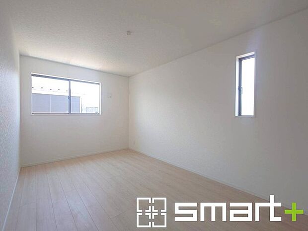 ~2面採光の明るいお部屋~ ・洋室は2面採光とする事で穏やかな陽の入る明るい空間となっております。 ・くつろぎのプライベート時間を明るい空間で穏やかにお過ごしいただけます。