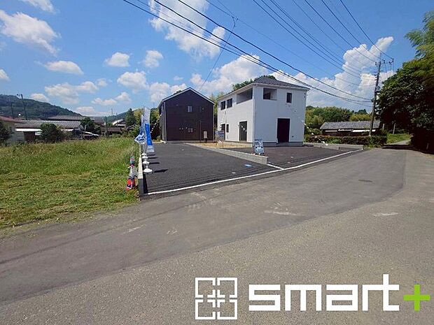 ～閑静な住宅街の立地～ ・周辺は閑静な住宅街となっておりますので、静かな暮らしをご実現いただけます。 ・前面道路の交通量も多くないので、小さなお子様がいるご家庭でもご安心ですね。 