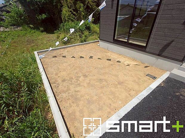 ～お庭もある余裕の敷地～ ・広々した敷地にはお庭もご用意。お庭があるだけで余裕を感じますね。 ・防草シートや人工芝の敷設などのオプションもお気軽にご相談くださいませ。 
