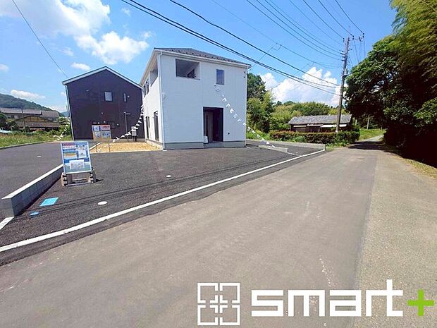 ～閑静な住宅街の立地～ ・周辺は閑静な住宅街となっておりますので、静かな暮らしをご実現いただけます。 ・前面道路の交通量も多くないので、小さなお子様がいるご家庭でもご安心ですね。 