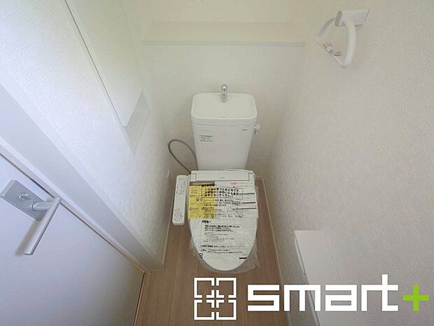 ~窓付きの明るいトイレ~ ・使用後や掃除の際に窓を開ければ、外からの新鮮な空気を取り込み素早く換気ができます。 ・埋め込み収納付きでストックや掃除用具もスッキリ片付きますね。