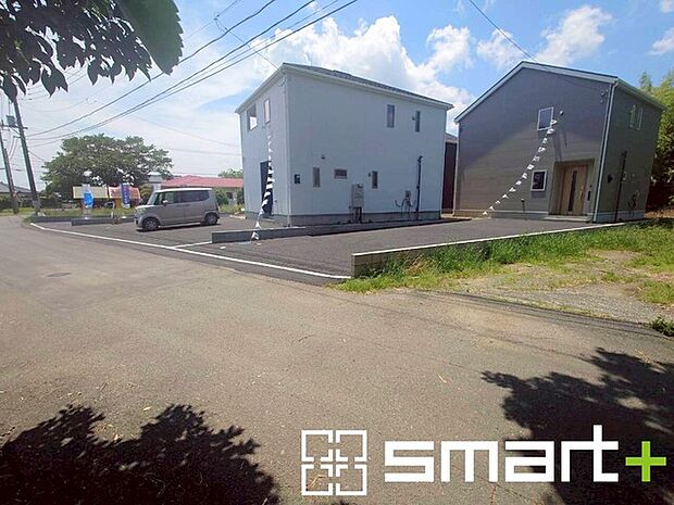 ~閑静な住宅街の立地~ ・周辺は閑静な住宅街となっておりますので、静かな暮らしをご実現いただけます。 ・前面道路の交通量も多くないので、小さなお子様がいるご家庭でもご安心ですね。