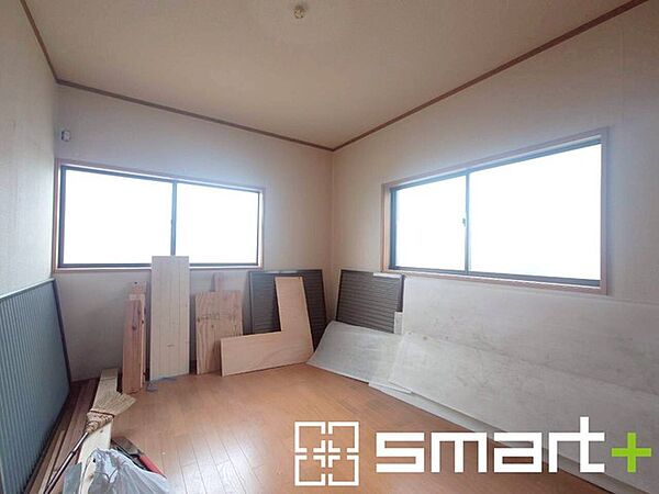 ～2面採光の明るいお部屋～ ・洋室は2面採光とする事で穏やかな陽の入る明るい空間となっております。 ・くつろぎのプライベート時間を明るい空間で穏やかにお過ごしいただけます。