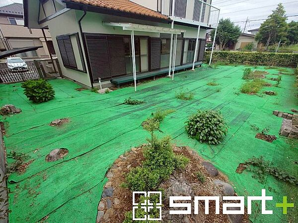 ～広々したお庭のある邸宅～ ・余裕の敷地には広いお庭もご用意。 ・ガーデニングや安らぎの空間として、倉庫を置いたりと様々な活用が可能です。 ・人工芝の敷設などもお気軽にご相談くださいませ。