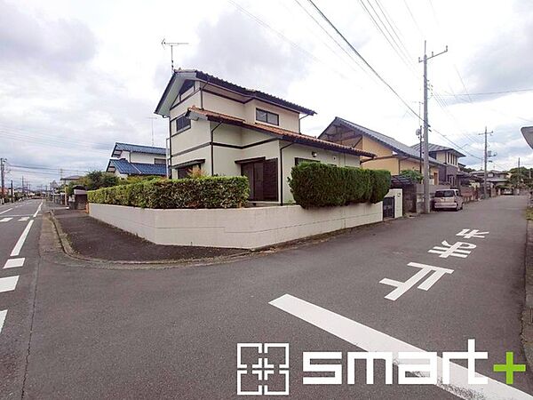 ～閑静な住宅街の立地～ ・周辺は閑静な住宅街となっておりますので、静かな暮らしをご実現いただけます。 ・前面道路の交通量も多くないので、小さなお子様がいるご家庭でもご安心ですね。