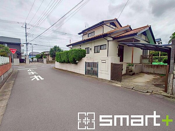 ～十分な広さのある前面道路～ ・前面道路は約6ｍございますので、お車でのすれ違いも楽々で余計なストレスがかかりません。 ・日々お車での移動が多い方には大切なポイントですね。