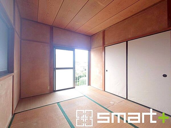 ～2面採光の明るいお部屋～ ・和室は2面採光とする事で穏やかな陽の入る明るい空間となっております。 ・くつろぎのプライベート時間を明るい空間で穏やかにお過ごしいただけます。
