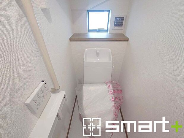 ～やはり便利なタンク式トイレ～ ・最近はタンクレストイレもございますが、タンク式の場合は停電時もお水を流すことが可能。 ・故障時なども比較的費用が安くなるなど、メリットが多くなります。 