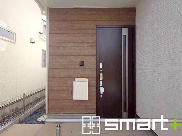 ~お住まいの顔「玄関」~ ・玄関ドアの上にはもちろん軒がございますので、雨の日でも濡れずに鍵の開閉が可能です。 ・鍵は防犯性に優れたディンプルキーを採用。