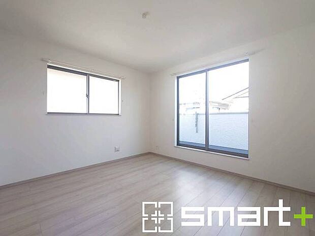 ~2面採光の明るいお部屋~ ・洋室は2面採光とする事で穏やかな陽の入る明るい空間となっております。 ・くつろぎのプライベート時間を明るい空間で穏やかにお過ごしいただけます。