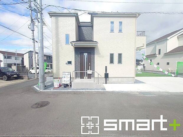~開放感ある角地のお住まい~ ・2方向が空く事で開放感のある角地に位置しております。 ・窮屈な感じが無く、ゆったりと暮らせるこの魅力をぜひ現地でご体感くださいませ。
