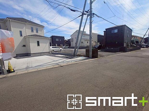～十分な広さのある前面道路～ ・前面道路は約6ｍございますので、お車でのすれ違いも楽々で余計なストレスがかかりません。 ・日々お車での移動が多い方には大切なポイントですね。 