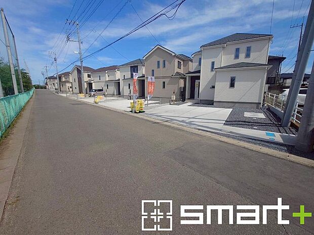 ～閑静な住宅街の立地～ ・周辺は閑静な住宅街となっておりますので、静かな暮らしをご実現いただけます。 ・前面道路の交通量も多くないので、小さなお子様がいるご家庭でもご安心ですね。 
