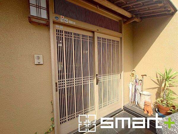 ～お住まいの顔「玄関」～ ・毎日お出かけの際もご帰宅の際も通る玄関。 ・ドアの交換や鍵の交換・追加などもお気軽にご相談くださいませ。