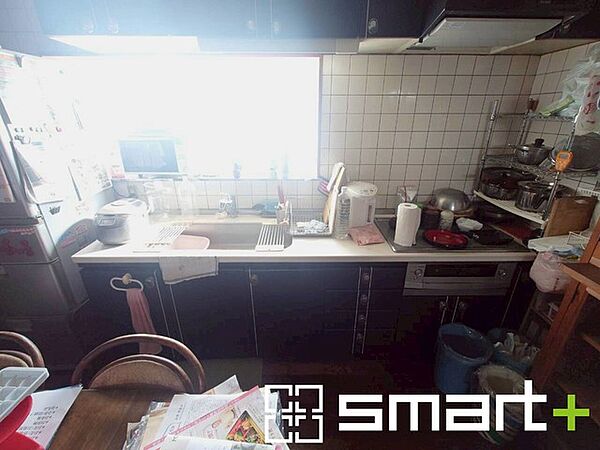 ～広々キッチンスペース～ ・キッチンスペースは余裕のある広さとなっており、キッチン内のでのすれ違いも楽々。 ・お料理や洗い物がしやすい設計となっております。