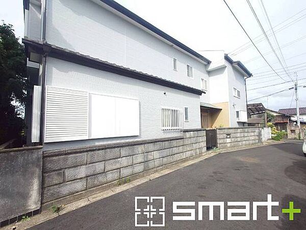 ～閑静な住宅街の立地～ ・周辺は閑静な住宅街となっておりますので、静かな暮らしをご実現いただけます。 ・前面道路の交通量も多くないので、小さなお子様がいるご家庭でもご安心ですね。