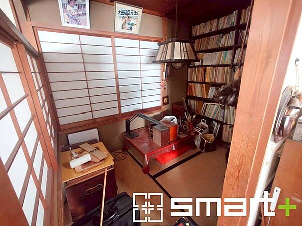 ～「和みの部屋」和室をご用意～ ・ゴロンと寝転がったり、お子様のいるご家庭ではお子様を寝かしつけたり、などご活用いただける和室をご用意。 ・やはり畳の香りは心が落ち着きますね。