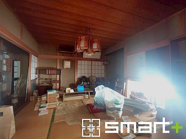 ～2面採光の明るいお部屋～ ・和室は2面採光とする事で穏やかな陽の入る明るい空間となっております。 ・くつろぎのプライベート時間を明るい空間で穏やかにお過ごしいただけます。