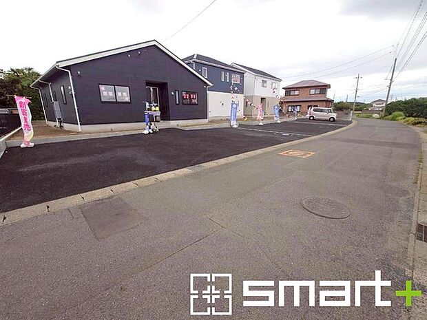 ~十分な広さのある前面道路~ ・前面道路は約5mございますので、お車でのすれ違いも楽々で余計なストレスがかかりません。 ・日々お車での移動が多い方には大切なポイントですね。