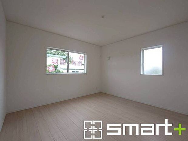～2面採光の明るいお部屋～ ・洋室は2面採光とする事で穏やかな陽の入る明るい空間となっております。 ・くつろぎのプライベート時間を明るい空間で穏やかにお過ごしいただけます。 