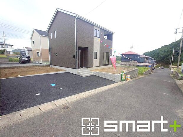 ~十分な広さのある前面道路~ ・前面道路は約5mございますので、お車でのすれ違いも楽々で余計なストレスがかかりません。 ・日々お車での移動が多い方には大切なポイントですね。