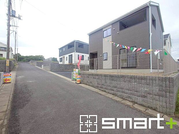 ~閑静な住宅街の立地~ ・周辺は閑静な住宅街となっておりますので、静かな暮らしをご実現いただけます。 ・前面道路の交通量も多くないので、小さなお子様がいるご家庭でもご安心ですね。
