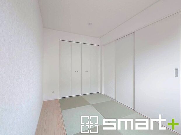 ~使い勝手の良い「和洋室」~ ・畳敷きに建具は洋風、というハイブリッド型の「和洋室」。和室と洋室の良い所を組み合わせたお部屋です。 ・やはり畳の香りは心が落ち着きますね。