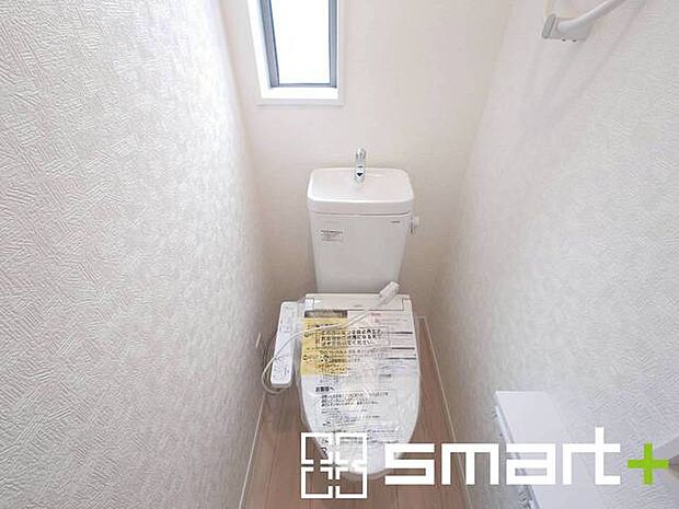 ~やはり便利なタンク式トイレ~ ・最近はタンクレストイレもございますが、タンク式の場合は停電時もお水を流すことが可能。 ・故障時なども比較的費用が安くなるなど、メリットが多くなります。