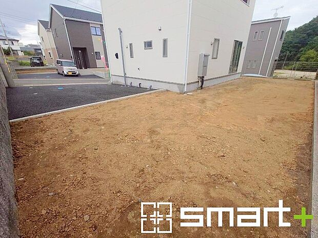 ～広々したお庭のある邸宅～ ・余裕の敷地には広いお庭もご用意。 ・ガーデニングや安らぎの空間として、倉庫を置いたりと様々な活用が可能です。 ・人工芝の敷設などもお気軽にご相談くださいませ。 