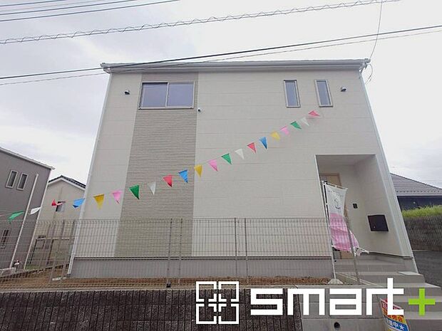 ～重厚感のある外観～ ・幅の広い造りとなっておりますので、見た目に重厚感が生まれ、高級感のある仕様となっております。 ・毎日家に帰ってくるのが誇らしくなるような外観です。 
