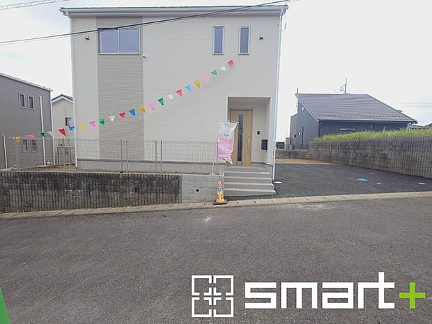 ~十分な広さのある前面道路~ ・前面道路は約5mございますので、お車でのすれ違いも楽々で余計なストレスがかかりません。 ・日々お車での移動が多い方には大切なポイントですね。