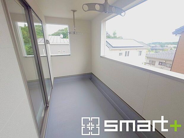~屋根付きのバルコニー~ ・バルコニーは屋根付きなので急な雨でも安心です。 ・奥行きもあるので洗濯物が干しやすいのも嬉しいポイントですね。