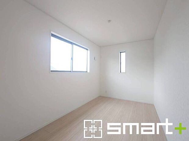 ~2面採光の明るいお部屋~ ・洋室は2面採光とする事で穏やかな陽の入る明るい空間となっております。 ・くつろぎのプライベート時間を明るい空間で穏やかにお過ごしいただけます。