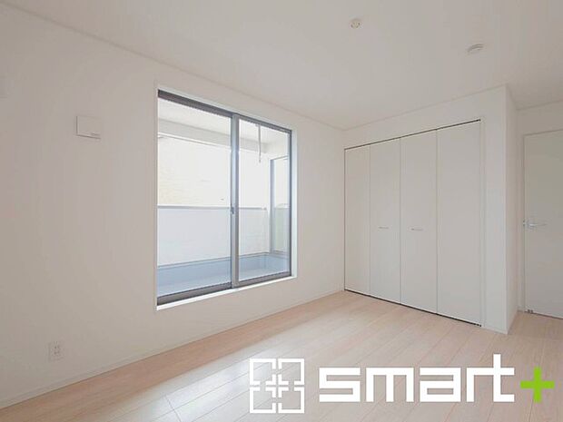 ~収納豊富な洋室~ ・各居室に備え付けの収納をご用意。タンスなどを置く場合と比べ出っ張らないので部屋の中を有効のご活用いただけます。 ・収納の広さなどぜひ現地でご確認くださいませ。