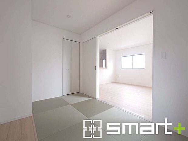 ～使い勝手の良い「和洋室」～ ・畳敷きに建具は洋風、というハイブリッド型の「和洋室」。和室と洋室の良い所を組み合わせたお部屋です。 ・やはり畳の香りは心が落ち着きますね。 