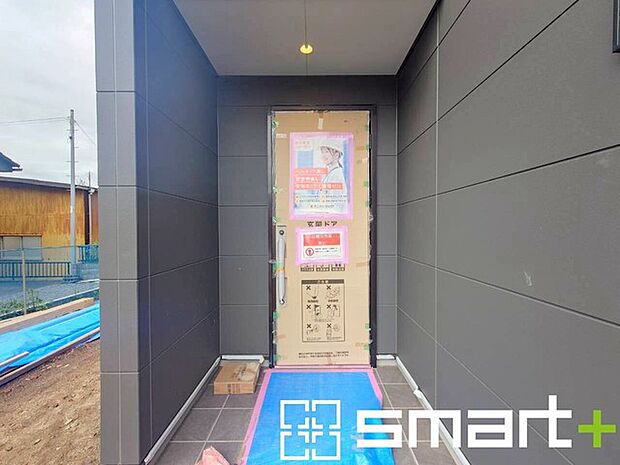~お住まいの顔「玄関」~ ・玄関ドアの上にはもちろん軒がございますので、雨の日でも濡れずに鍵の開閉が可能です。 ・鍵は防犯性に優れたディンプルキーを採用。