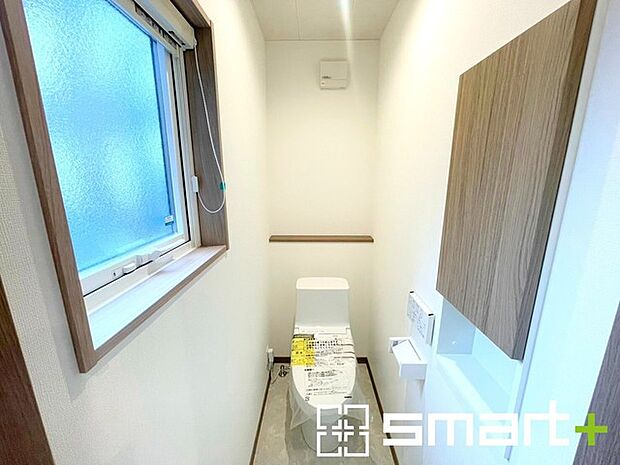 ~埋め込み収納でトイレをスッキリ~ ・壁の厚さを利用して収納を埋め込みました。 ・床に収納を置かなくていいので床掃除も楽々です。
