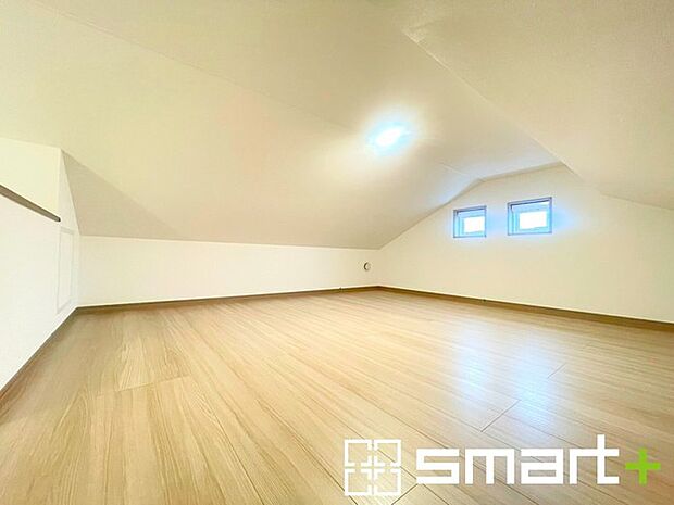 ~屋裏収納のあるお住まい~ ・本来デッドスペースとなる小屋裏も無駄にせず収納をご用意。 ・普段使わない物や、取っておきたい箱や段ボールなどの置場としてご活用いただけます。