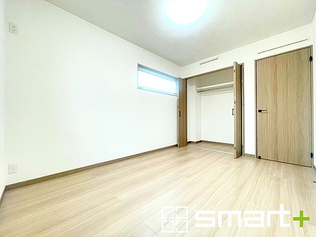 ~2面採光の明るいお部屋~ ・洋室は2面採光とする事で穏やかな陽の入る明るい空間となっております。 ・くつろぎのプライベート時間を明るい空間で穏やかにお過ごしいただけます。