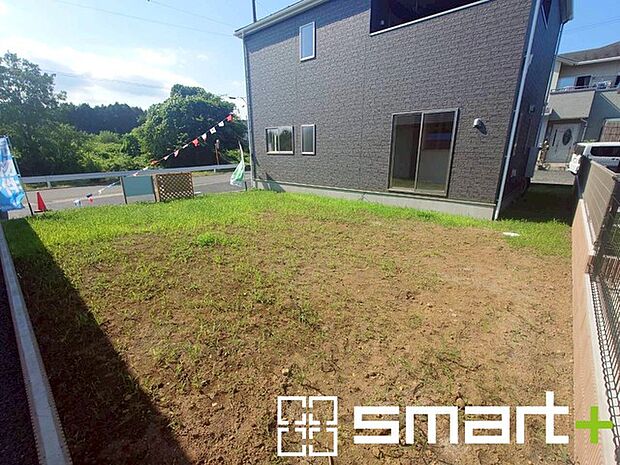 ~広々したお庭のある邸宅~ ・余裕の敷地には広いお庭もご用意。 ・ガーデニングや安らぎの空間として、倉庫を置いたりと様々な活用が可能です。 ・人工芝の敷設などもお気軽にご相談くださいませ。