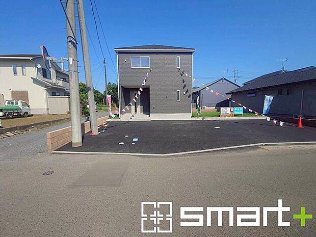~開放感ある角地のお住まい~ ・2方向が空く事で開放感のある角地に位置しております。 ・窮屈な感じが無く、ゆったりと暮らせるこの魅力をぜひ現地でご体感くださいませ。